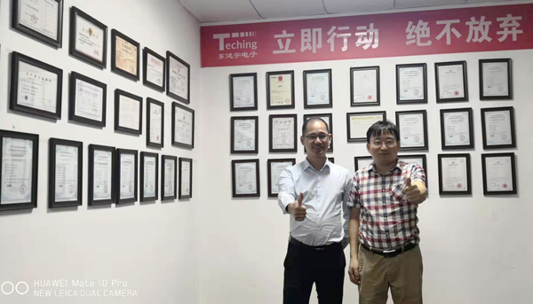香蕉网址在线观看連接器與東健宇領導人鄒東健合影